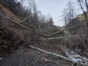 Reobre la carreterra local de les Valls de Valira afectada per una esllavissada de terra i arbres