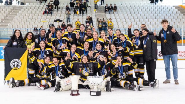 Imatge del Club Gel Puigcerdà amb la Copa de SM la Reina, el nou títol aconseguit aquesta temporada (Real Federación Española Deportes de Hielo)