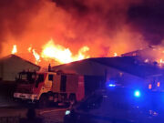 Crema l’antiga fàbrica d’aigües d’Arinsal en un gran incendi que es manté controlat