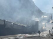 Crema l’antiga fàbrica d’aigües d’Arinsal en un gran incendi que es manté controlat