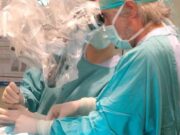 La microcirurgia, fonamental per equilibrar extirpació i funció en tumors cerebrals