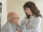El sector geriàtric insisteix a modernitzar les cures davant el creixement de la població gran